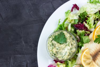 buğulanmış tilapia balık salatası ve Remoulade sosu ile