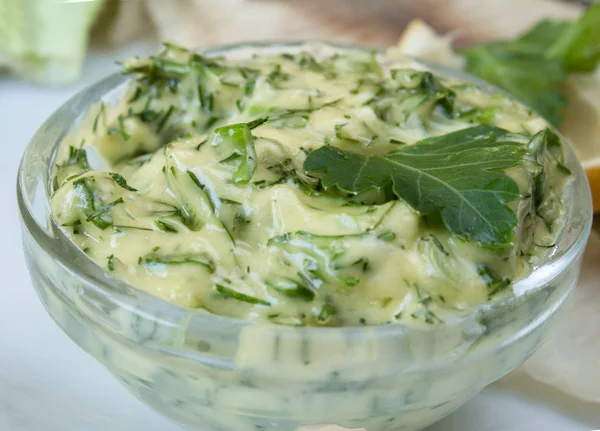 Verse zelfgemaakte tartare saus met gestoomde vis — Stockfoto