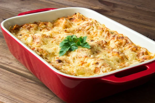 Lasagne mięsne domowe na drewnianym stole — Zdjęcie stockowe