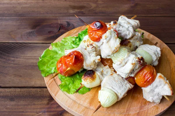 Brochettes sur bâtonnets de bois savoureux mélange de viande de porc et de légumes , — Photo