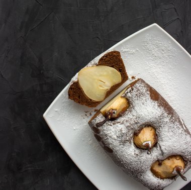 Bütün çikolatalı kek ile armut ve bir parça