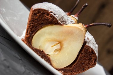 Yamultma bütün çikolatalı kek ile armut