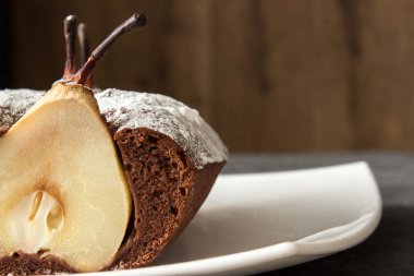 Yamultma bütün çikolatalı kek ile armut