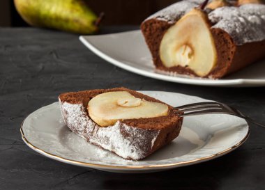 Bütün çikolatalı kek ile armut ve bir parça