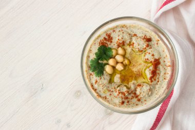 Kremsi humus zeytinyağı ile bir kase.