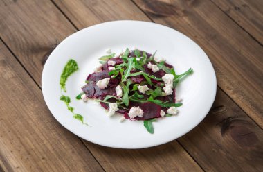 Pancar, beyaz peynir, roka ve pesto ile salata.