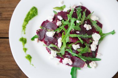 Pancar, beyaz peynir, roka ve pesto ile salata.