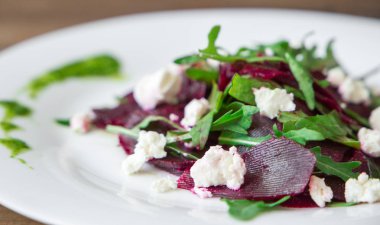 Pancar, beyaz peynir, roka ve pesto ile salata.