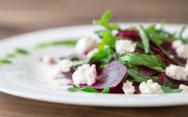 Pancar, beyaz peynir, roka ve pesto ile salata.