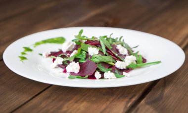 Pancar, beyaz peynir, roka ve pesto ile salata.