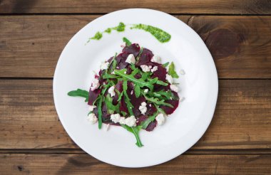 Pancar, beyaz peynir, roka ve pesto ile salata.