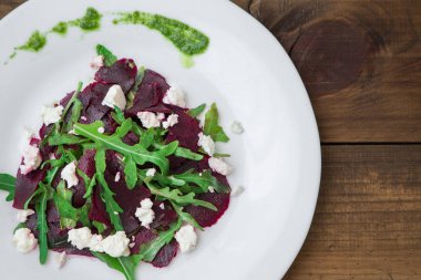 Pancar, beyaz peynir, roka ve pesto ile salata.