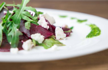 Pancar, beyaz peynir, roka ve pesto ile salata.