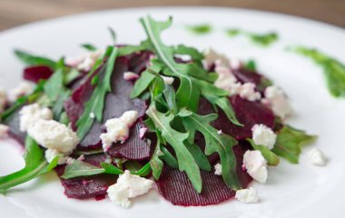Pancar, beyaz peynir, roka ve pesto ile salata.