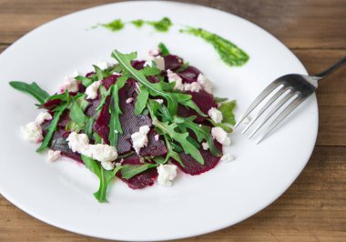 Pancar, beyaz peynir, roka ve çatal ile pesto ile salata