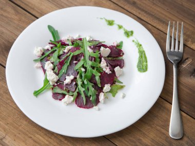 Pancar, beyaz peynir, roka ve çatal ile pesto ile salata