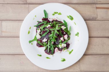 Pancar, beyaz peynir, roka ve pesto ile salata