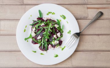 Pancar, beyaz peynir, roka ve çatal ile pesto ile salata