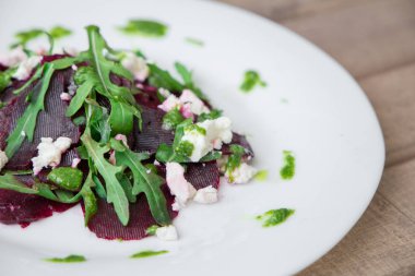 Pancar, beyaz peynir, roka ve pesto ile salata
