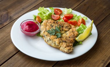 Salata ve meyve sosu ile ev yapımı kotletpane Schnitzel