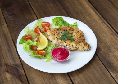 Salata ve meyve sosu ile ev yapımı kotletpane Schnitzel