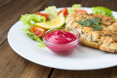 Salata ve meyve sosu ile ev yapımı kotletpane Schnitzel