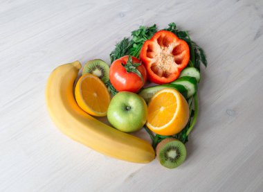 farklı meyve ve sebze ışık ahşap masa üzerinde yapılan kalp