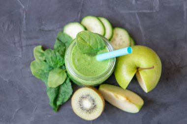 Yeşil smoothie malzemeler ile: elma, ıspanak, salatalık ve kivi