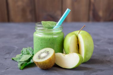 Yeşil smoothie malzemeler ile: elma, ıspanak, salatalık ve kivi
