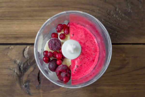 Batido rojo con arándanos de plátano y cerezas —  Fotos de Stock