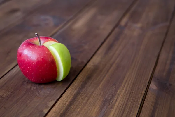 Gráfico de pastel de manzana hecha de sector verde en un círculo rojo —  Fotos de Stock