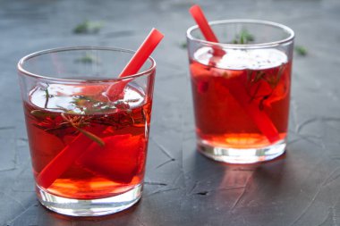 Çilek ve beton zemin üzerine kekik ile kokteyl serinletici yaz