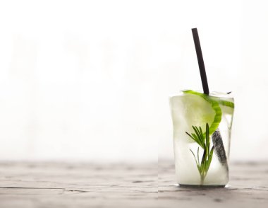 cam buz beton tablo üzerinde yapılmış taze narenciye kokteyl ile