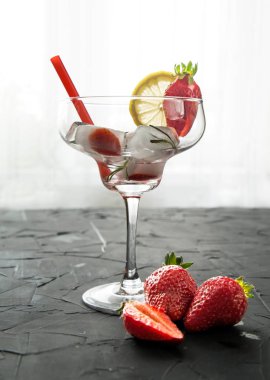 kokteyl çilek ve biberiye buz cam içine yapılmış
