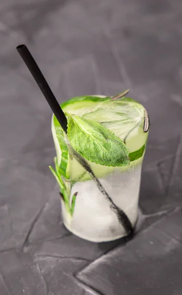 Glass with fresh citrus cocktail made of ice on concrete table — Stock Photo, Image