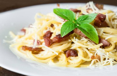 Makarna Carbonara closeup. Spagetti pastırma ve parmesan peyniri ile.