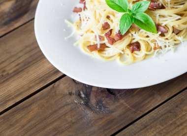 Makarna Carbonara closeup. Spagetti pastırma ve parmesan peyniri ile.