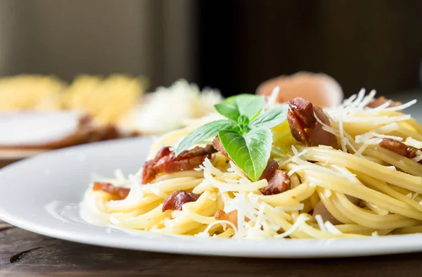 Makarna Carbonara closeup. Spagetti pastırma ve parmesan peyniri ile. — Stok fotoğraf
