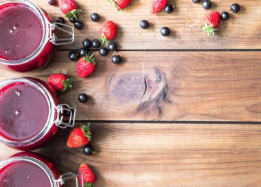 Ahşap masa üzerinde çilek ile ev yapımı reçel