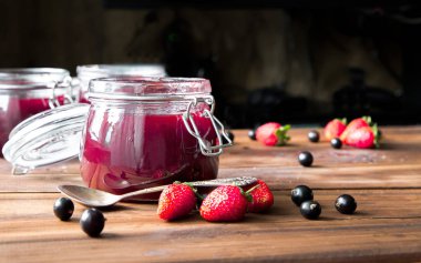 Ev yapımı reçel çilek ve ahşap masa kaşık ile