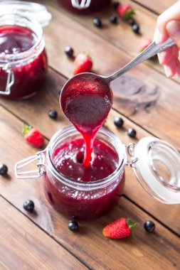 Bir kavanoz içine dökme ev yapımı berry reçel