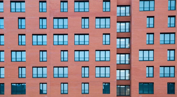 Détail extérieur architectural de l'immeuble d'appartements résidentiels avec façade en brique — Photo