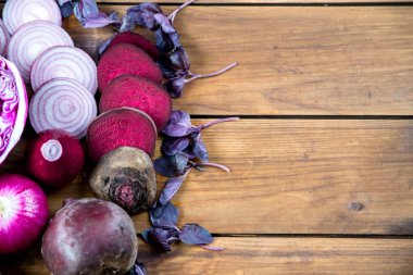 ahşap arka plan - patlıcan, pancar, fesleğen, soğan, lahana mor sebze
