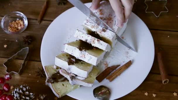 Video di Donna taglio a mano torta di cioccolato natalizio con decorazione di festa. Cibo sfondo di Natale . — Video Stock