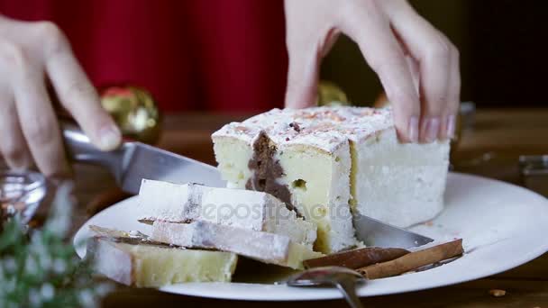 Videó a nő kezét vágott karácsonyi csokoládé torta nyaralás dekoráció. Élelmiszer-xmas háttér. — Stock videók