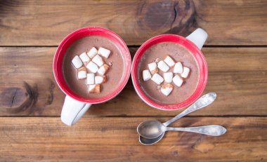 Ahşap arka plan üzerinde izole marshmallow ile sıcak çikolata.