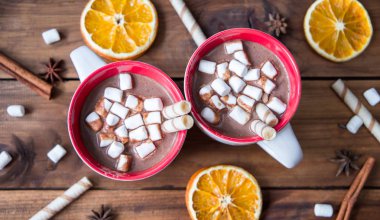 Öğrendiklerinde eski ahşap arka plan üzerinde Noel sıcak çikolata