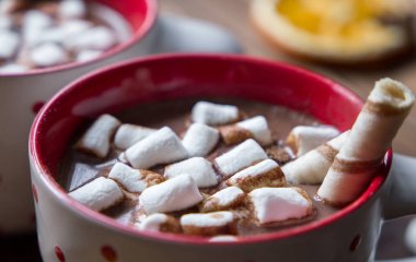 Öğrendiklerinde eski ahşap arka plan üzerinde Noel sıcak çikolata