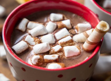 Öğrendiklerinde eski ahşap arka plan üzerinde Noel sıcak çikolata