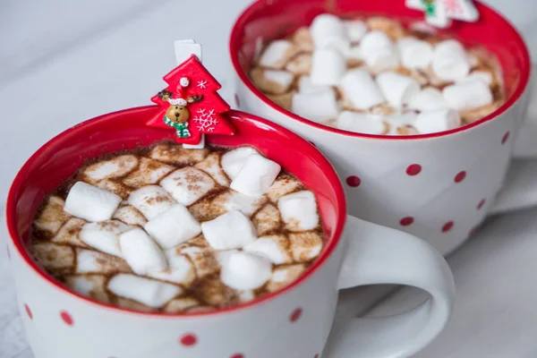 Рождественский горячий шоколад на светлом деревянном фоне — стоковое фото